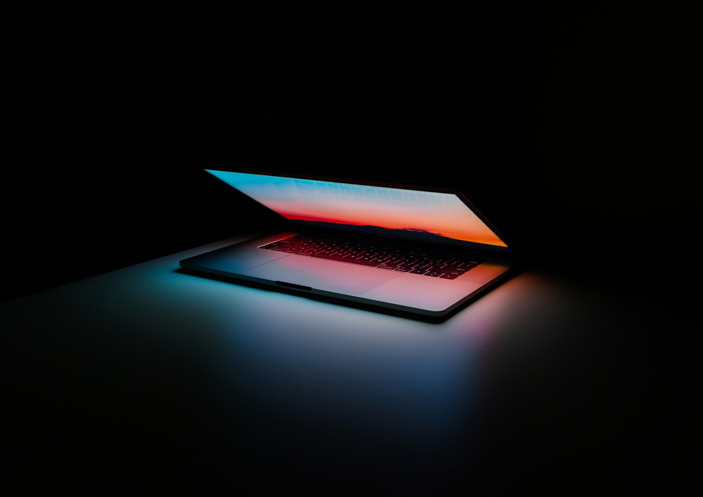 Laptop deschis într-un mediu de lucru întunecat